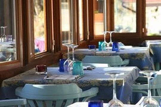 ゆったりとした空間に、 選りすぐった家具を配し、 絶妙な色彩バランスでコーディネートしたレストラン。